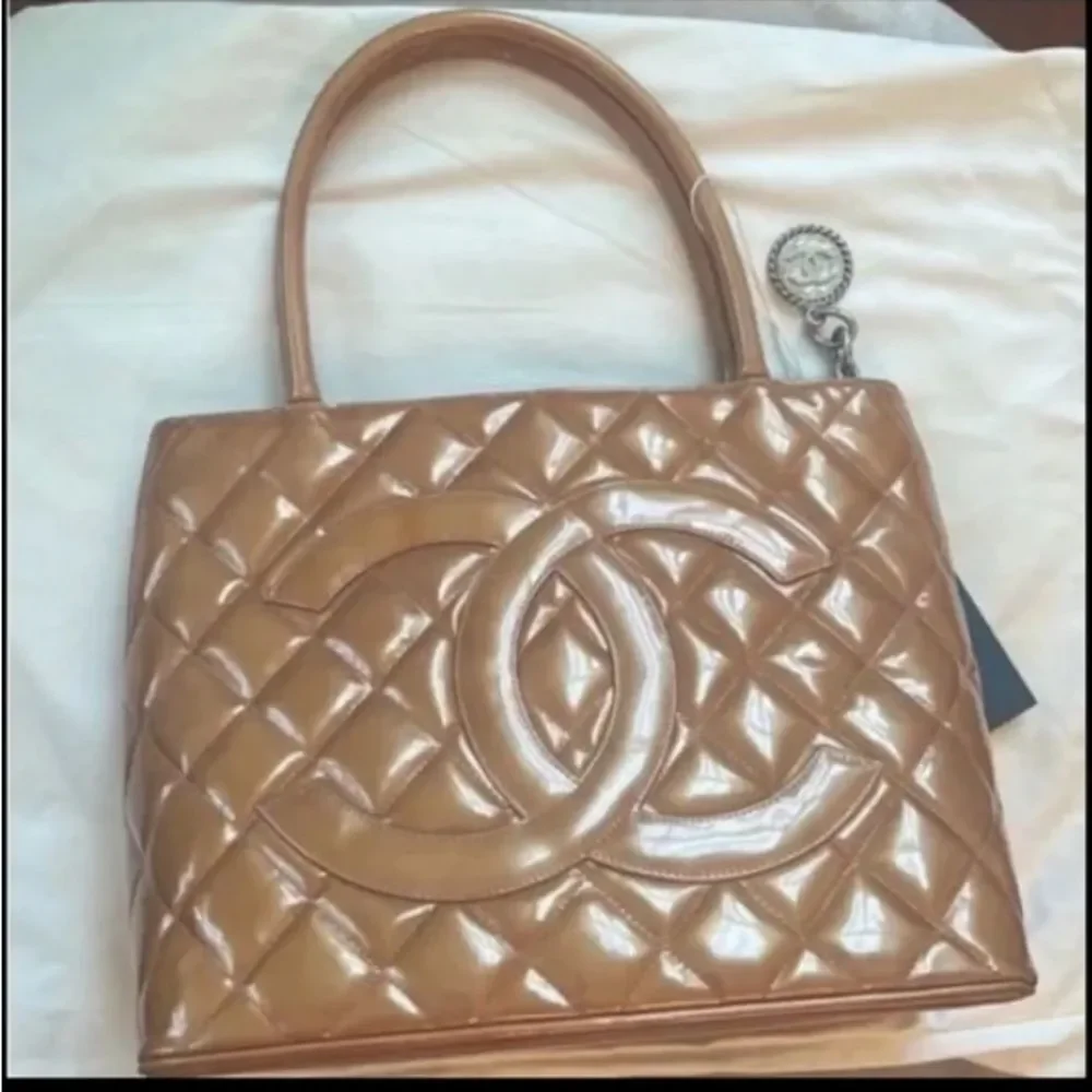 AUTH *Chanel* 🌟OLD MONEY🌟Camel Medallion Patent Leather Classic Tote HandBag Y2K